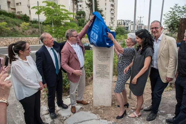 Unveiling the plaque of the Shazar Dakar Grove. Photo: Dennis Zinn